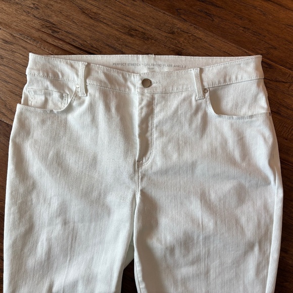 Chico's Size 2 White Perfect Stretch Girlfriend Flare Ankle Jeans Womens Size 12 - Picture 3 of 17
